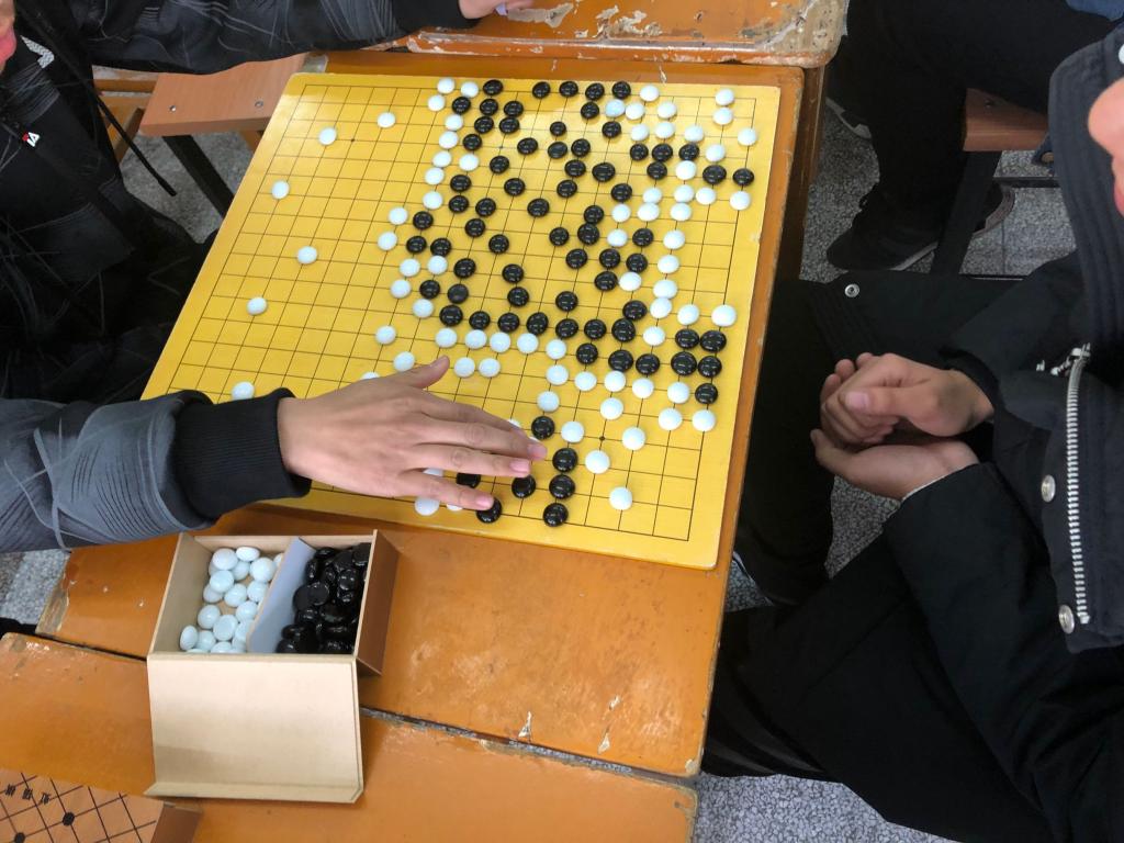 棋逢对手：围棋对决中的情感暗涌与命运交织